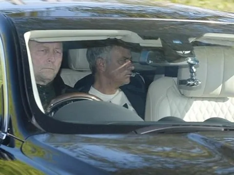 Mourinho đăm chiêu trên đường đến sân tập Carrington