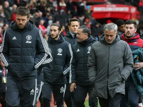 Mourinho đưa con trai 18 tuổi vào ban huấn luyện MU
