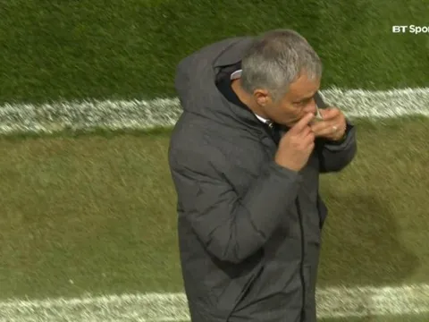 Mourinho dùng bùa để giúp Man Utd thoát khỏi 'ma ám' từ Hòa Minzy?