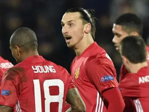 Mourinho giải thích lí do để Ibra dự bị trước Chelsea