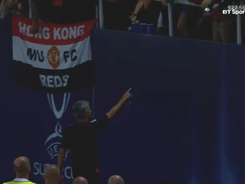 Mourinho tặng huy chương Siêu cúp cho fan