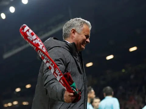Mourinho khen ngợi Ajax, không quên 'đá xoáy' trọng tài hại M.U ở cúp FA