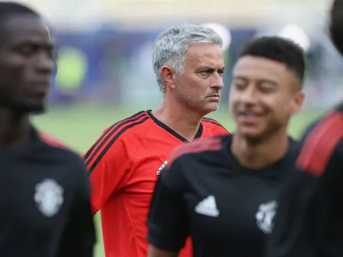 Mourinho lúc cười lúc đăm chiêu trước đại chiến với Real