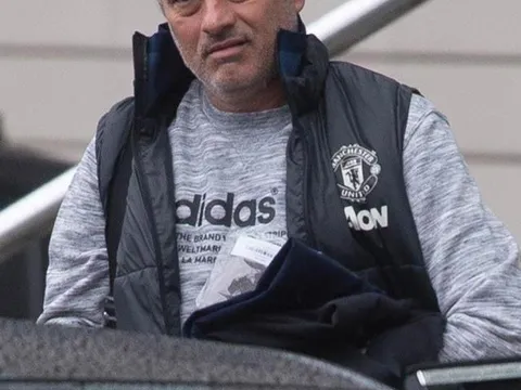 Mourinho méo mặt đội mưa đến sân tập