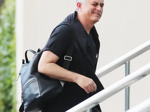 Mourinho nháy mắt đầy tự tin trước thềm Derby