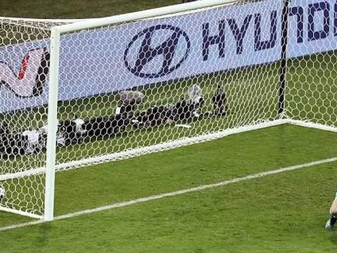 Mourinho phân tích: "Sai lầm tệ hại của De Gea. Thay Costa là quyết định tồi!"