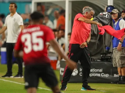 Mourinho 'quậy phá' ngoài đường pitch, Lopetegui ứng xử ra sao?