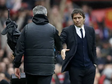 Mourinho thắng 1 trận đấu, Conte thắng cả giải đấu