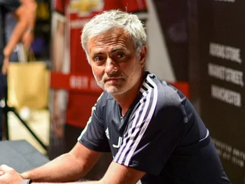 Mourinho tiều tụy trong ngày trở lại Manchester