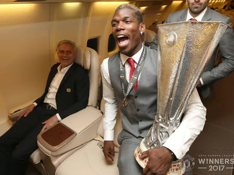 Mourinho trìu mến nhìn Pogba khoe cúp trên đường trở lại Anh