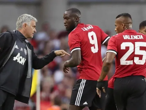 Mourinho trở thành HLV đầu tiên chi tiêu 1 tỷ bảng