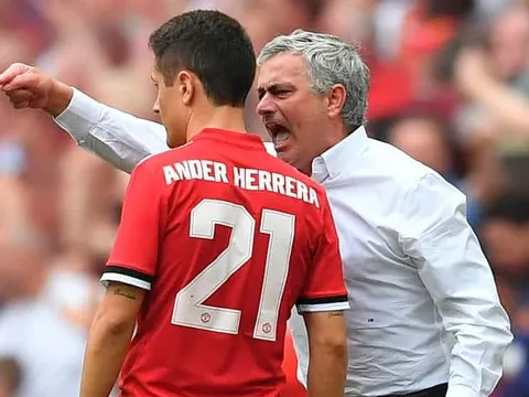 Mourinho tuyên chiến cả thế giới: Như một thói quen