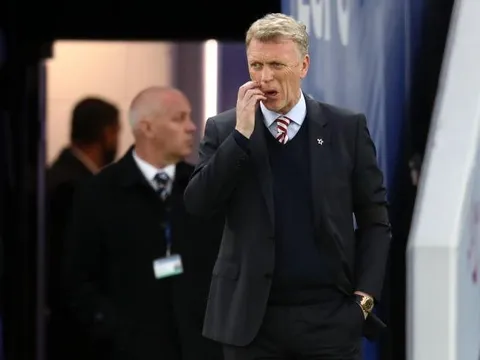 Moyes tố trọng tài 'giúp đỡ' Man United