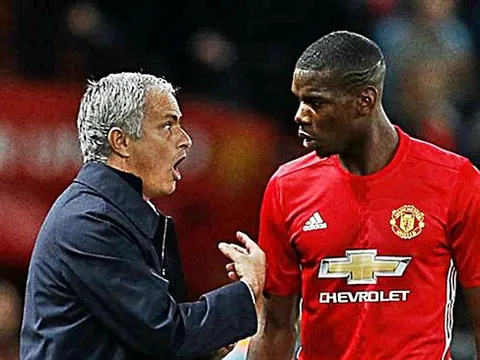 MU hạ Leicester: Mourinho hạ mình và cái trừng mắt của Pogba