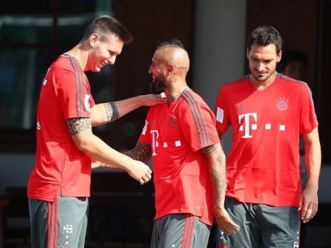 M.U hay Barca? Vidal có động thái lạ trên sân tập Bayern Munich