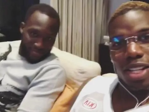 Pogba ăn mừng thắng lợi cùng mục tiêu 70 triệu bảng của MU