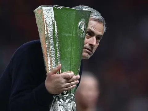 M.U vô địch, Mourinho là HLV đầu tiên làm được điều này
