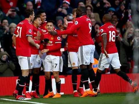 Ryan Giggs mách nước Mourinho hạ bệ Man City mùa sau