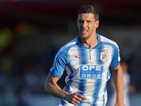 Mùa giải sắp bắt đầu, đội trưởng Huddersfield đã vội giải nghệ