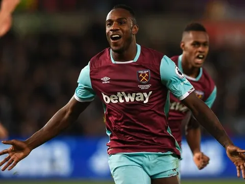 "Dòm ngó" sao West Ham, Chelsea bị "dằn mặt"