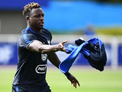 Mua xong hậu vệ trái, Man City vượt mốc 200 triệu bảng