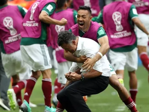 Mục tiêu M.U sút cháy lưới Đức, HLV Mexico thở không ra hơi