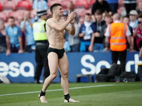 Mừng trụ hạng, sao Premier League lột đồ giữa sân