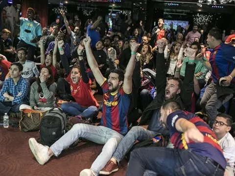 Muôn vàn sắc thái của CĐV Barcelona trong thắng lợi trước Real
