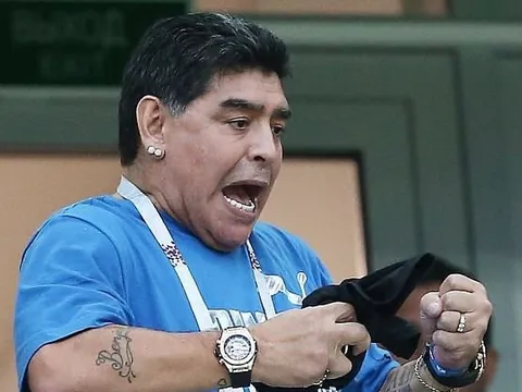 Muôn vàn sắc thái của Diego Maradona trên khán đài