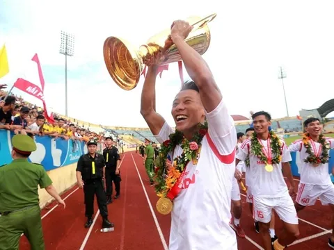 Chùm ảnh: Sân Thiên Trường rực lửa ngày Nam Định lên V-League