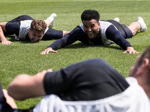Nằm sấp mặt trên sân cỏ, Kyle Walker vẫn cười toe toét