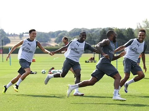 Nắm tay tung tăng trên sân tập, Ozil và đồng đội đợi sẵn Man City