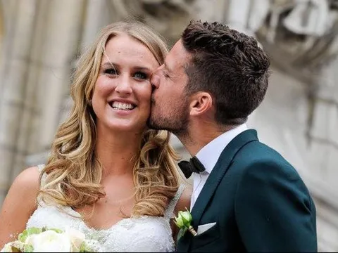 Napoli điêu đứng vì... WAGs