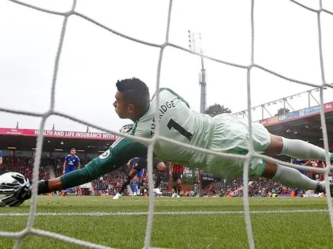 Thủ môn Philippines nhận 2 bàn thua khi ra mắt Premier League