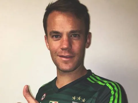 Neuer bất ngờ khoe ảnh khoác áo Juventus