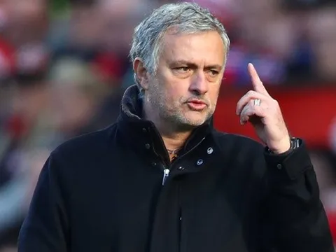 Neville lên tiếng bảo vệ Mourinho trước những "cơn mưa" chỉ trích