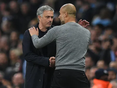 Neville hy vọng Mourinho và Guardiola tiếp tục là 'kẻ thù' vào mùa tới