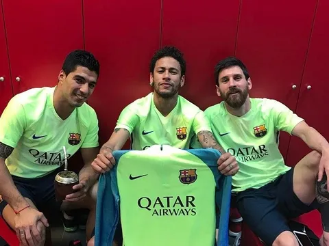 Neymar bắt chước pha ăn mừng 'phơi áo' của Messi