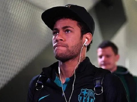Neymar căng thẳng trước giờ bóng lăn
