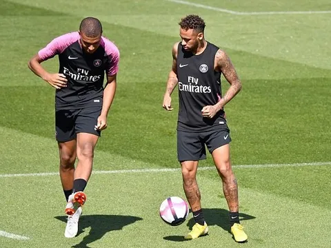 Neymar một thoáng đứng hình trước kỹ thuật của Mbappe