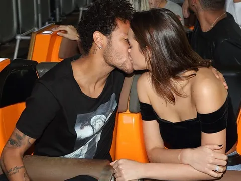 Neymar đăng 'ảnh nóng' với bạn gái mừng ngày tình yêu dù đang tập trung cho World Cup 2018