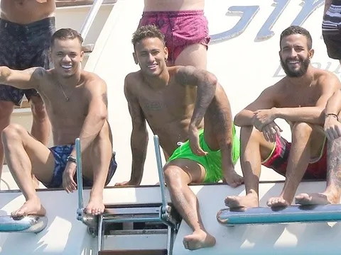 Neymar du hí ở Saint Tropez, mừng chiến công của đội nhà