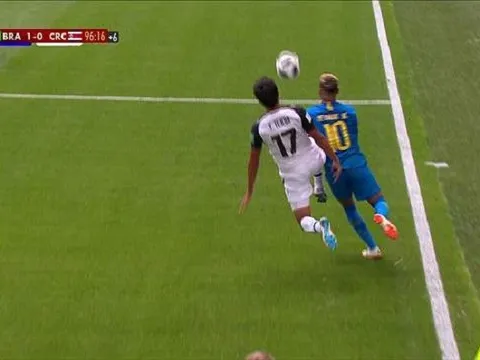 Neymar giỡn mặt đối thủ với pha gắp bóng cầu vồng