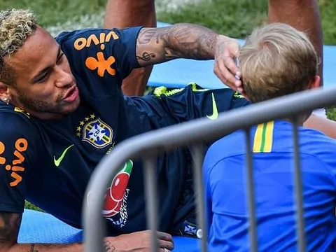 Neymar mang cả con trai đến sân tập Brazil
