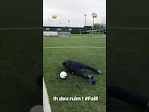 Neymar ngã chỏng vó vì ham hố biểu diễn