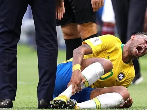 Neymar nhận đủ 'gạch đá' vì diễn xuất quá sâu trận Mexico