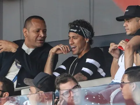 Neymar nhí nhảnh bên cạnh cha chứng kiến đồng đội giành chiến thắng
