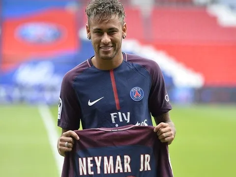 Neymar bất ngờ phớt lờ Messi