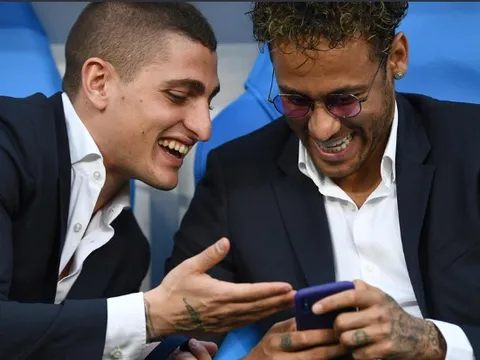 Neymar rủ rê Verratti lướt web trong ngày PSG nâng cúp