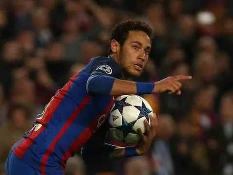 Neymar trổ tài ghi bàn trên…. nóc nhà